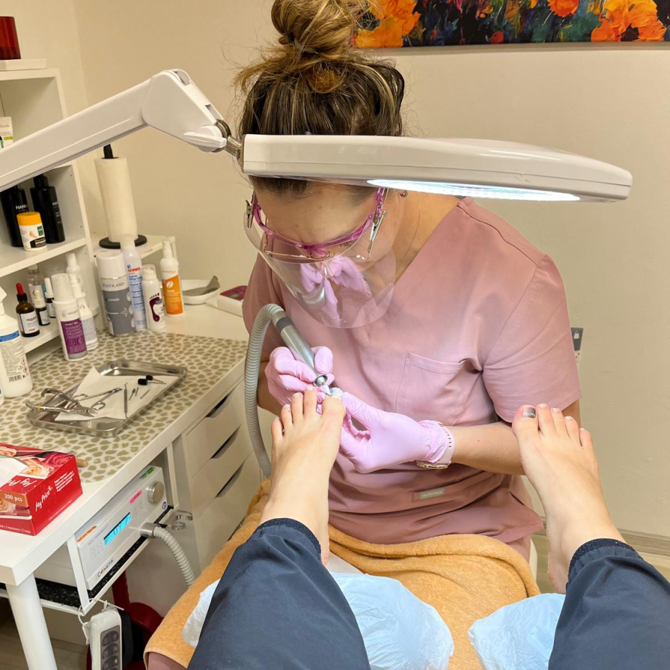 Pravidelná péče o chodidla dospělých, ale i u dětí, by měla být stejně důležitá, jako denní skin care nebo návštěva kadeřníka, říká Kateřina Malá, pedikérka věnující se podologii 1