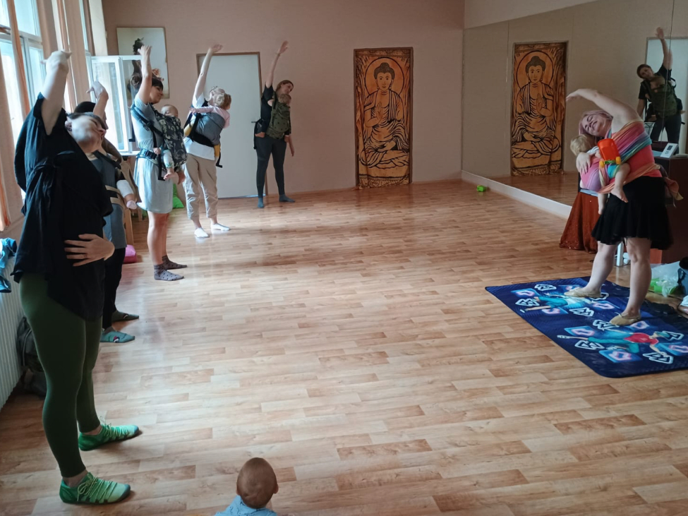 Mé taneční lekce u maminek propojují zdravý pohyb, zvýrazňují jejich ženskost, zatímco si děti ve studiu hrají, říká Naďa Nadira Lanková, instruktorka tanečních kurzů 3