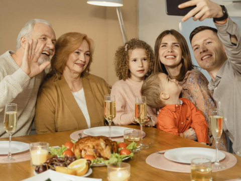 Soužití s rodiči: Jak se z toho nezbláznit (a možná se i pobavit)