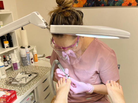 Pravidelná péče o chodidla dospělých, ale i u dětí, by měla být stejně důležitá, jako denní skin care nebo návštěva kadeřníka, říká Kateřina Malá, pedikérka věnující se podologii