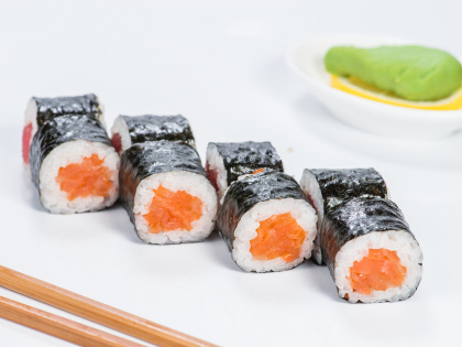 Sushi s uzeným lososem