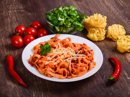 Spaghetti s rajčaty, bazalkou a parmazánem