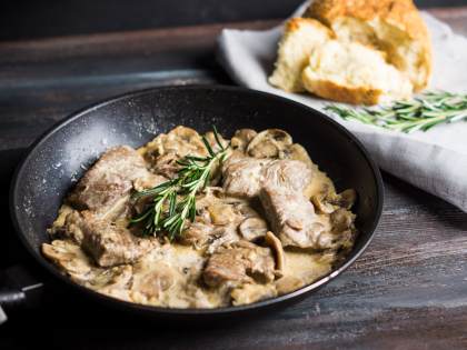 Vepřové kostky na houbách a česneku